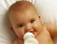 малыш с бутылочкой молока