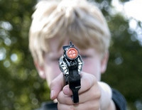 мальчик с игрушечны пистолетом