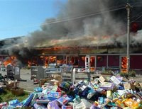 В Мукачево 5 часов тушили пожар на рынке (видео)