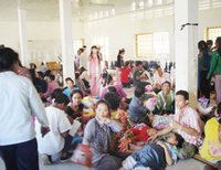 Работники камбоджийской швейной фабрики падают в обморок&#133; по неизвестной причине