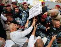 «Беркут» задержал 11 человек во время сноса палаток оппозиции