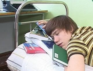 студент спит
