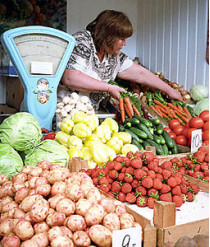 На киевских рынках огурцы, молодая картошка и яйца подешевели почти в два раза