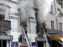 Два человека погибли и восемь пострадали в результате взрыва, прогремевшего вчера ночью в жилом доме в днепродзержинске