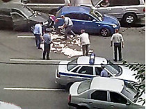 Российский чиновник, задержанный за получение взятки в 10 миллионов рублей, попытался на машине удрать от милиционеров, на ходу выбрасывая деньги из окна