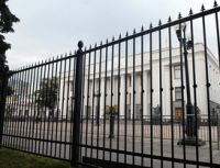 забор вокруг парламента