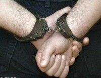 задержанный в наручниках