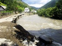 «вода начала стремительно прибывать среди ночи. Жители черновцов спасали кто что мог&#133; »