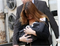 Карла Бруни с новорожденной дочерью 