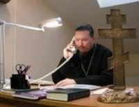 священнослужитель говорит по телефону