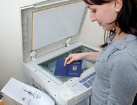 девушка копирует на ксероксе паспорт