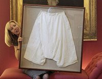 Нижнее белье британской королевы выставлено на аукцион