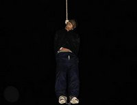 В Иране публично повесили несовершеннолетнего убийцу (Фото)