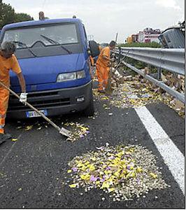 В италии перевернулась машина инкассаторов, и по шоссе рассыпались 2 миллиона евро в монетах достоинством 1 и 2 евро