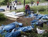 Чтобы избежать эпидемий, филиппинские власти хоронят погибших в общих могилах из бетона, не теряя времени на идентификацию тел