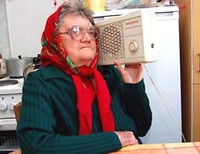 бабушка слушает радио