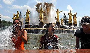 Такого жаркого лета в москве не было уже больше 100(! ) лет: почти месяц температура не опускается ниже 30 градусов, а в ближайшие дни подскочит до 40 градусов