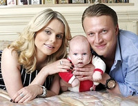 Ксения Новикова с мужем и ребенком