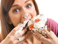 женщина ест торт