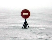 знак Стоп на льду Азовского моря
