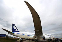 Ради участия в международном авиационном салоне в великобритании новый «боинг-787» впервые перелетел через атлантику
