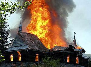 В луганске неизвестные в масках дотла сожгли деревянный православный храм
