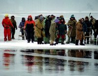 рыбаки на льдине в Азовском море