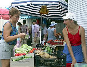 На столичных рынках значительно подешевели лук, свекла, огурцы и помидоры
