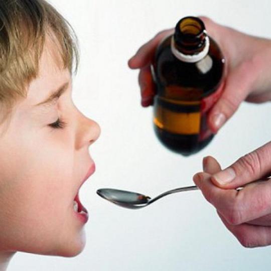Если родители дают ребенку микстуру из чайной или столовой ложки, есть риск передозировки лекарства