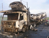 На Ровенщине дотла сгорел грузовик, перевозивший новенькие джипы (фото)