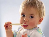 ребенок чистит зубки