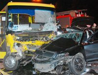 В столкновении автобуса с иномаркой в Кривом Роге погибли двое и пострадали 11 человек (фото)