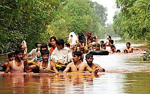 Более 1500 пакистанцев погибли и около трех миллионов лишились крова в результате мощнейшего наводнения