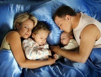 дети спят с родителями