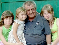 дедушка-опекун с внучками