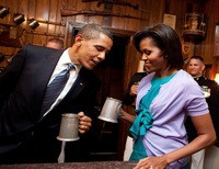 Барак и Мишель Обама пробуют пиво