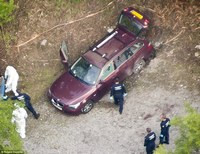 Французская полиция осматривает автомобиль жертв убийства