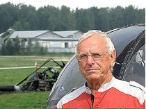 74-летний немецкий пилот гюнтер циммер разбился, выполняя на вертолете фигуру высшего пилотажа