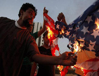 Мусульмане жгут государственный флаг США