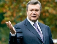 Янукович по-президентски одарил свою первую учительницу