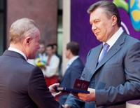 Янукович наградил Суркиса