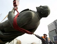 Монголы за 300 долларов продают многотонный памятник Ленину