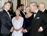 Джуди Денч, Дэниел Крейг, принц Чарльз с супругой Камиллой