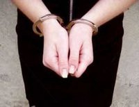 женщина в наручниках