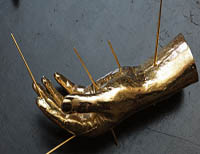 Золотая скульптура Дугласа Гордона