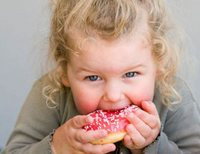 ребенок ест сладкое