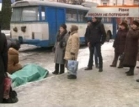мертвый мужчина на остановке в Ровно
