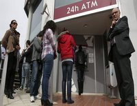 Очередь у банкоматов на Кипре