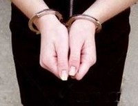 женщина в наручниках