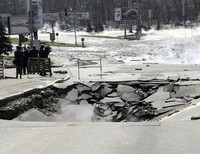 Из-за прорыва теплотрассы машины в центре Киева залило кипятком (фото)